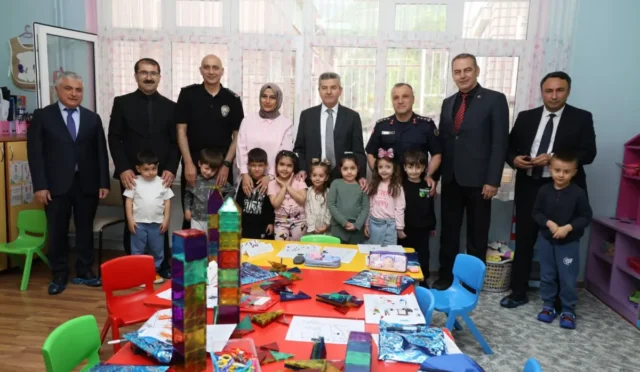 Artvin Valisi Mustafa Ergün'ün okul ziyaretleri sırasında öğrencilerle sohbeti