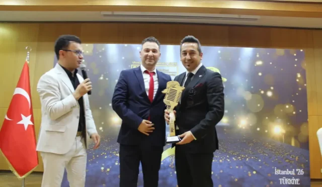 Spor yorumcusu Bahadır Bulut, Uluslararası Radyocular Birliği tarafından 'Yılın Spor Yöneticisi' ödülünü alırken