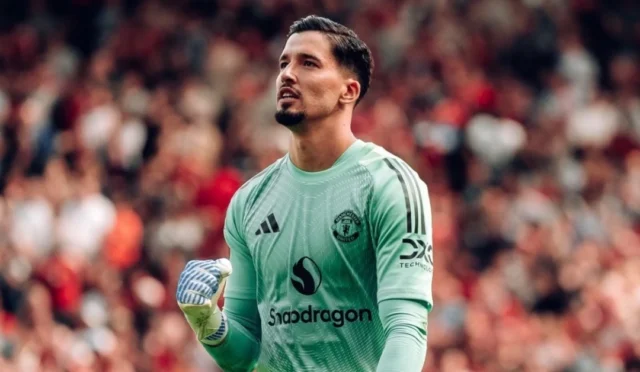 Altay Bayındır Old Trafford'da Türk bayrağı ile gurur duyuyor
