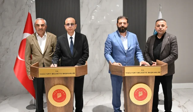 Yeşilyurt Belediye Başkanı Prof. Dr. İlhan Geçit ve Kalı Ailesi temsilcileri taziye evi protokol imza töreninde