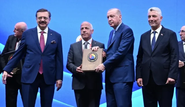 Osman Akyürek'e Türkiye Odalar ve Borsalar Birliği tarafından Hizmet Şeref Plaketi takdim ediliyor
