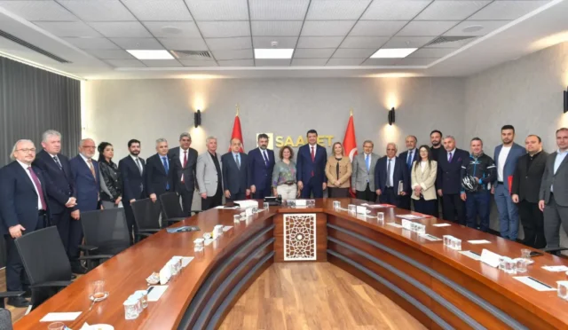 Ankara Kent Konseyi Başkanı Halil İbrahim Yılmaz, Saadet Partisi Genel Başkanı Mahmut Arıkan'ı ziyaret etti.