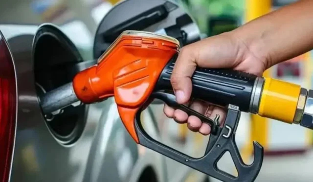 Motorine gelen zamların ardından litre fiyatında 2.35 TL'lik indirim yapıldığına dair haber görseli