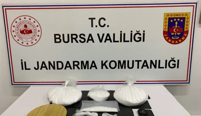 Bursa'da jandarma ekiplerinin düzenlediği operasyonda ele geçirilen metamfetamin ve hassas terazi