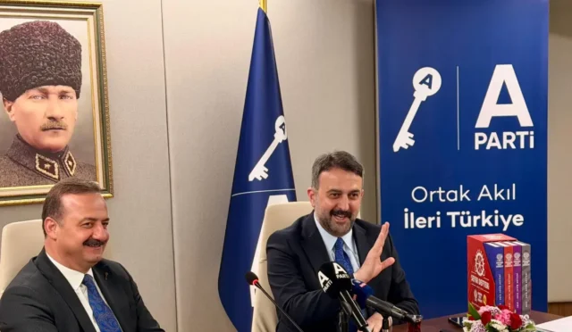 Ankara Kent Konseyi Başkanı Halil İbrahim Yılmaz ve Anahtar Parti Genel Başkanı Yavuz Ağıralioğlu'nun görüşmesi