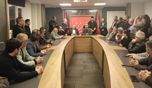 CHP Çorum İl Teşkilatı, Genel Başkan Özgür Özel'e destek verdi, Kemal Kılıçdaroğlu'nun fotoğrafını kaldırdı.