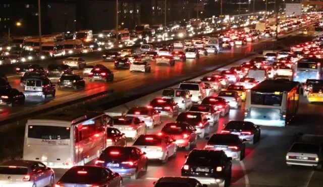 Kurban Bayramı öncesinde Ankara'da trafiğe kapatılan kavşakları gösteren uyarı levhası