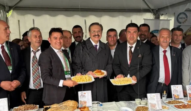 TOBB Genel Kurulu'nda Kars standını ziyaret edenler yöresel ürünleri inceliyor.