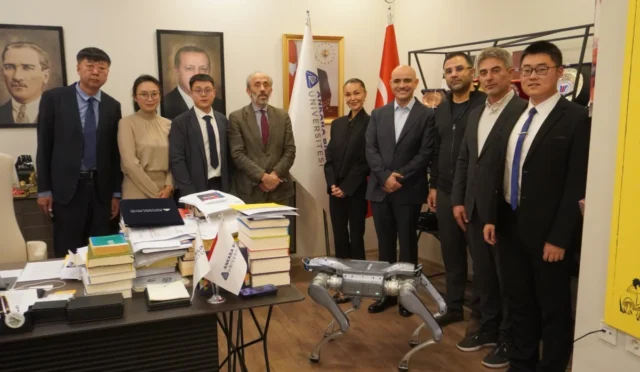 Ankara Bilim Üniversitesi Rektörü Prof. Dr. Yavuz Demir ve Unitree Robotics yetkilileri iş birliği protokolünü imzalarken