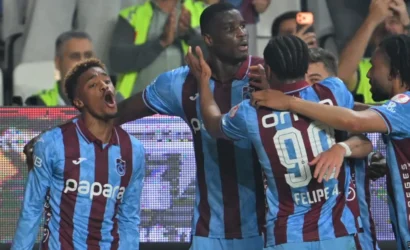 Trabzonsporlu futbolcular, Türkiye Kupası şampiyonluğunu kutluyor.