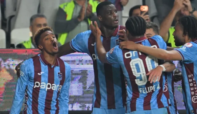Trabzonsporlu futbolcular, Türkiye Kupası şampiyonluğunu kutluyor.