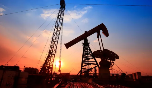 Brent petrol varil fiyatı, Ortadoğu'daki jeopolitik gelişmeler ve ABD-İran görüşmeleri nedeniyle 104 doları aştı.
