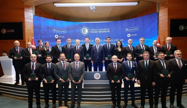 Ticaret Bakanı Ömer Bolat, Uluslararası Rekabetçiliğin Geliştirilmesi Zirvesi'nde konuşma yaparken
