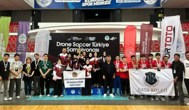 Çekmeköy Drone Soccer takımı Türkiye Şampiyonası'nda kupayı kaldırıyor.