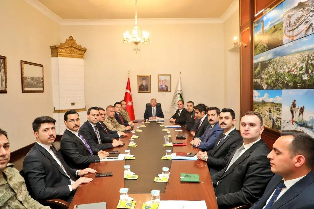 Kars’ta Güvenlik Zirvesi: Sınır Güvenliğinden Kurban Bayramı Önlemlerine Kadar Kapsamlı Değerlendirme
