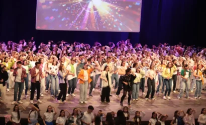 TED Ankara Koleji Halk Dansları Topluluğu'nun 90'lar temalı nostaljik gösterisinden bir sahne