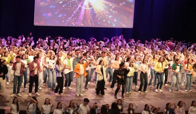 TED Ankara Koleji Halk Dansları Topluluğu'nun 90'lar temalı nostaljik gösterisinden bir sahne