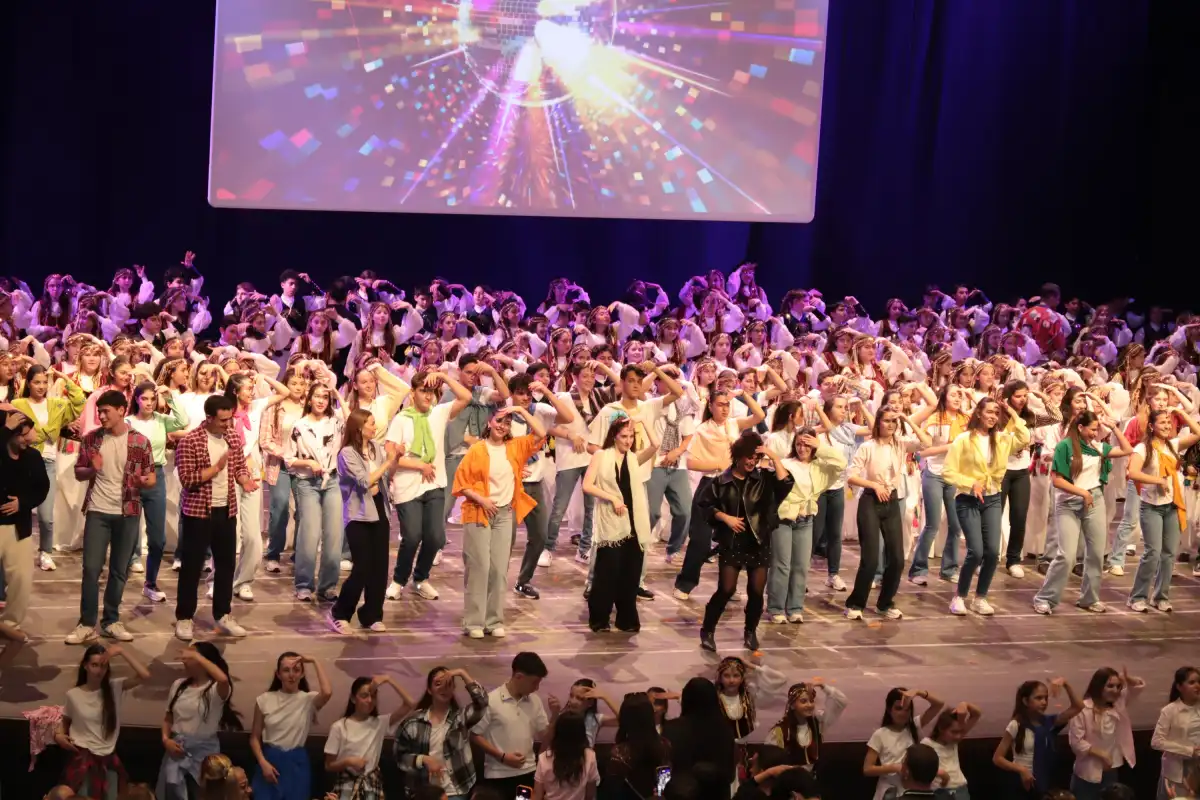 TED Ankara Koleji Halk Dansları Topluluğu, 90’lar Rüzgarıyla Sahnedeydi: Nostalji Dolu Bir Gece