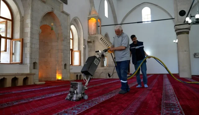 Elazığ Belediyesi ekipleri bayram öncesi camilerde dezenfeksiyon yapıyor