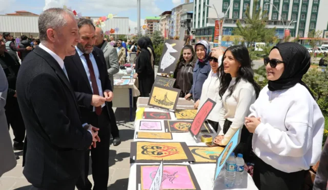 Ağrı'da 'Vakti Kuşanmak' sergisi, manevi değerler ve gençlik buluşması yoğun ilgi gördü.