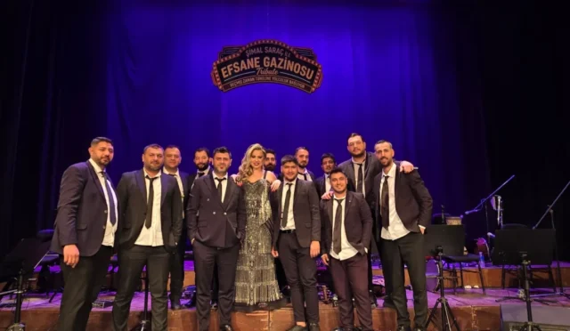 Şimal Saraç, Adana'da verdiği 'Efsane Gazinosu' konserinde sahne alırken