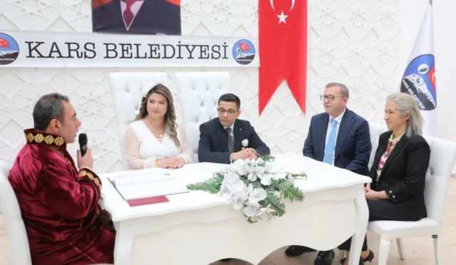 Kars Valisi Ziya Polat, makam şoförünün nikah töreninde şahitlik ederken
