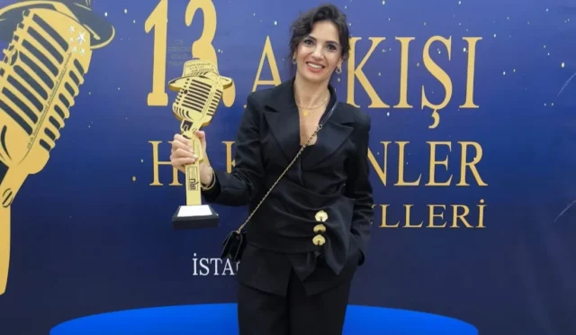 Helin Akyıl 'Yılın İş Kadını' ödülünü alırken