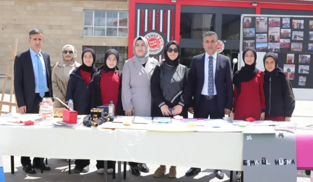 Ağrı'da düzenlenen Yabancı Dil Festivali'nde sahne alan öğrenciler