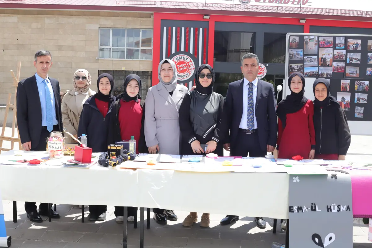 Ağrı’da Yabancı Dil Festivali: Öğrencilerden Renkli Sahne Performansları