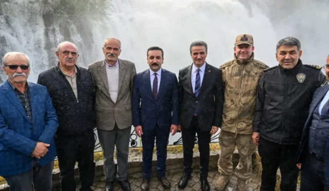 Erzurum Valisi Aydın Baruş, coşkun akan Tortum Şelalesi'ni ziyaret etti.