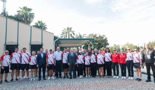 Antalya'da düzenlenen Avrupa Okçuluk Şampiyonası'nda Gençlik ve Spor Bakanı Osman Aşkın Bak, milli okçularla bir araya geldi.