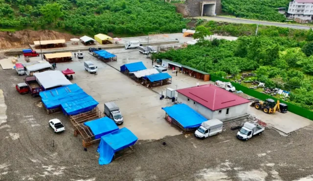 Giresun canlı hayvan pazarı, Kurban Bayramı öncesi vatandaşların ve hayvan satıcılarının yoğun ilgisiyle hizmet veriyor.