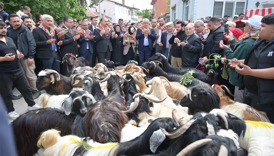 Isparta’da 400 Yıllık Kurban İndirme Geleneği Coşkuyla Yaşatıldı