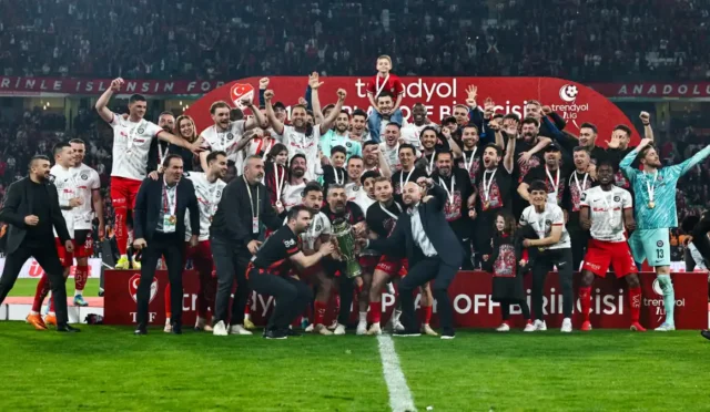 Çorum FK oyuncuları Süper Lig'e yükselmenin sevincini kutluyor