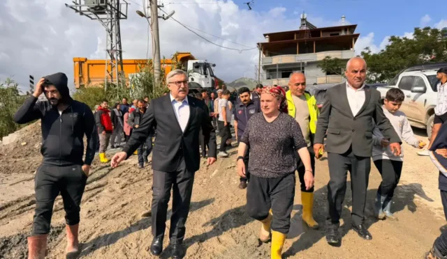 AK Parti Genel Başkan Yardımcısı Mustafa Yayman, Hatay'daki sel felaketinin ardından bölgeyi ziyaret ederek vatandaşlarla görüştü.