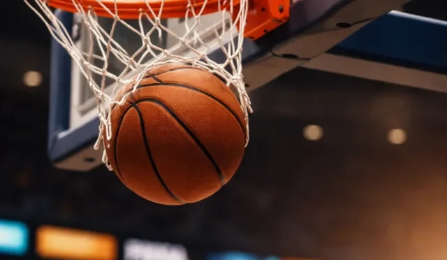 Olympiakoslu oyuncular EuroLeague kupasını kaldırırken sevinç anı