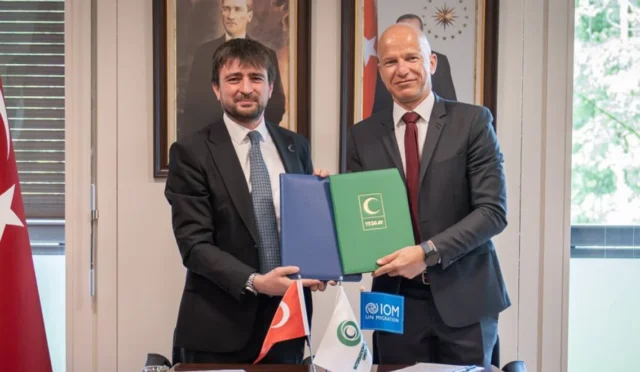 Yeşilay ve BM temsilcileri, göçmenlerin ruh sağlığına destek için iş birliği anlaşması imzalıyor.