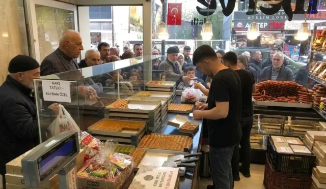 Kars'ta Kurban Bayramı öncesinde tatlıcılarda yoğunluk yaşanıyor, vatandaşlar baklava ve şerbetli tatlılar alıyor.