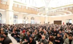 Kars'ta Kurban Bayramı namazı sonrası cami avlusunda bayramlaşan vatandaşlar