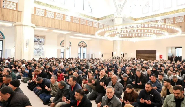 Kars'ta Kurban Bayramı namazı sonrası cami avlusunda bayramlaşan vatandaşlar