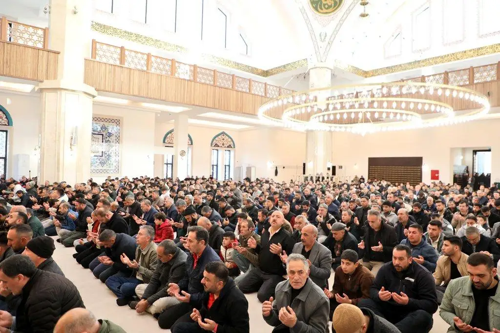 Kars’ta Kurban Bayramı Coşkusu: Camiler Doldu, Birlik ve Beraberlik Vurgulandı