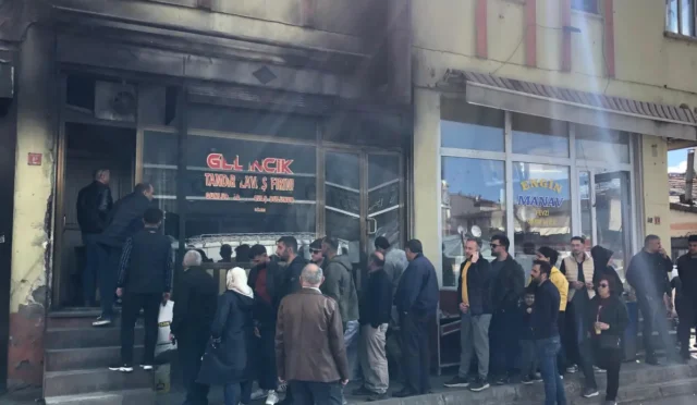 Kars'ta arefe günü lavaş fırınları önünde bayram hazırlığı yapan vatandaşların oluşturduğu kalabalık