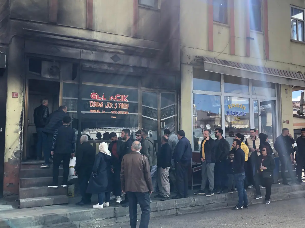 Kars Lavaşında Arefe Günü Heyecanı: Bayram Sofraları İçin Uzun Kuyruklar Oluştu