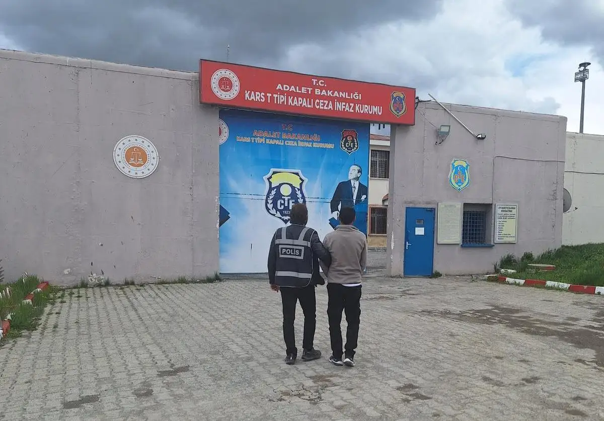 Kars’ta Dolandırıcılık Zanlısı Yakalandı: 8 Yıl 4 Ay Hapis Cezası Kesinleşti
