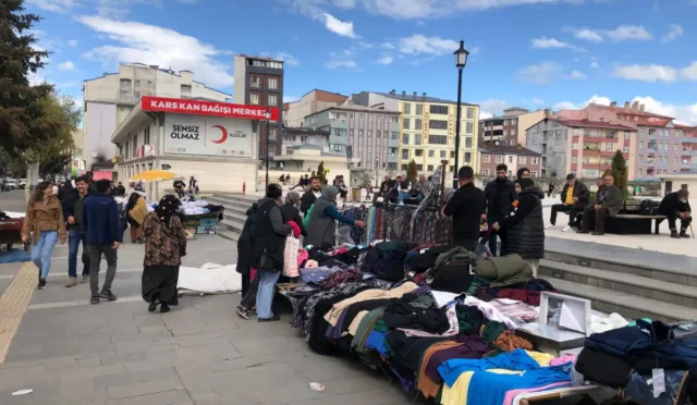 Kars'ta bayram alışverişi yapan vatandaşlar ve renkli tezgahlar