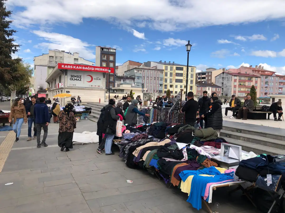 Kars’ta Bayram Coşkusu: Şehir Bayramlık Hazırlıklarıyla Şenlendi, Esnafın Yüzü Güldü