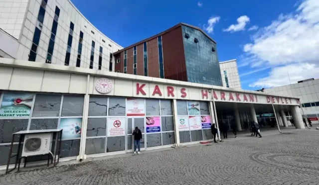 Kurban kesimi sırasında elini yaralayan bir vatandaşın hastaneye başvurusu