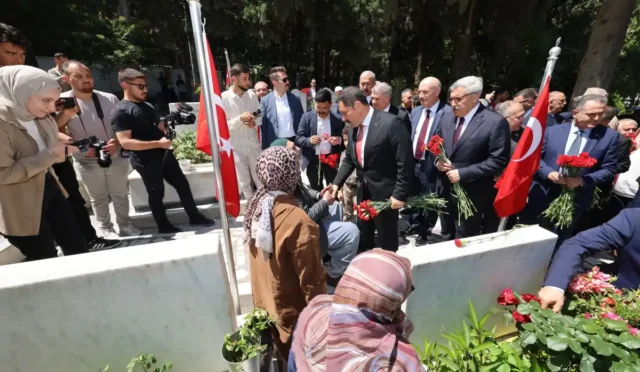 Hatay Valisi Mustafa Masatlı ve il protokolü, Kurban Bayramı'nda şehitliği ziyaret ederek dua etti.