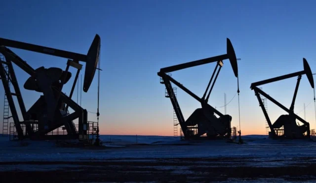 Brent ve WTI petrol varil fiyatlarının yükselişini gösteren grafik