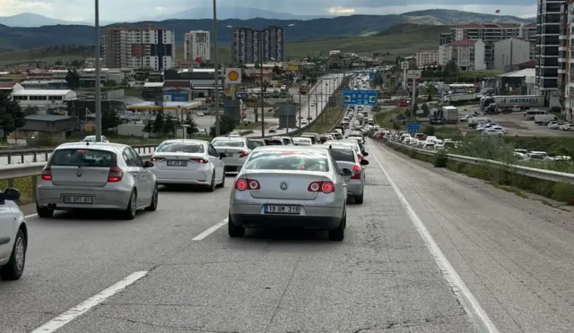 Bayram dönüşü Kırıkkale'de uzun araç kuyrukları oluşturan trafik yoğunluğu